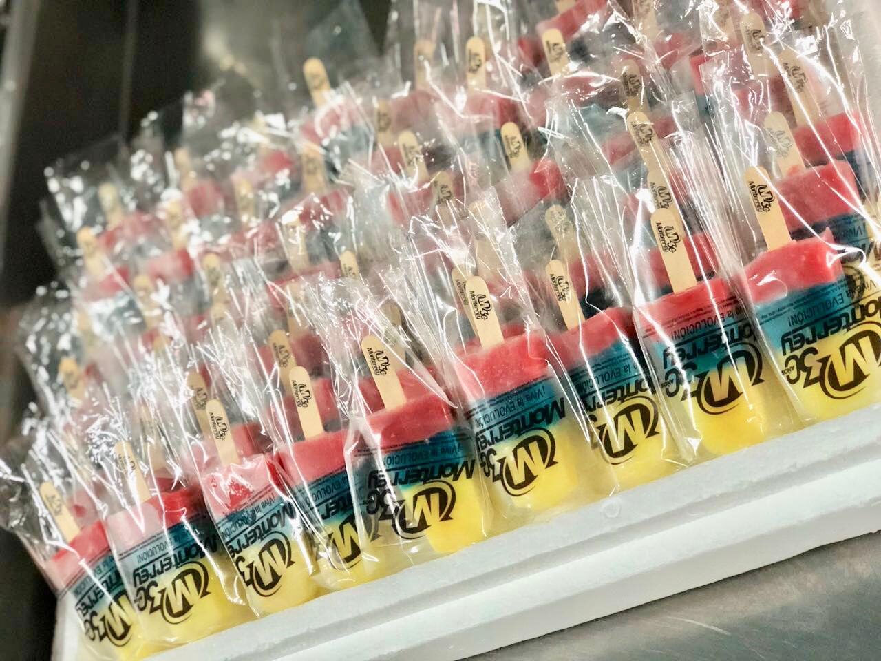 paletas publicitarias dentro de un empaque personalizado para la marca monterrey