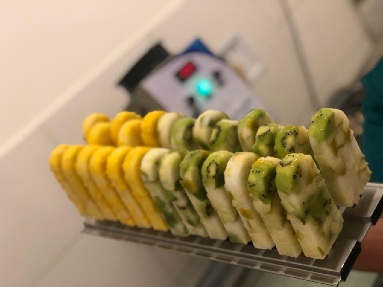 Paletas frías verdes y amarillas con pedazos de frutas