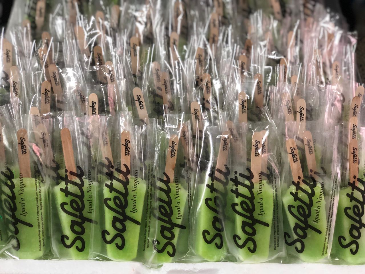 paletas frías de color verde, dentro de un empaque personalizado con el logo de la marca Safetti