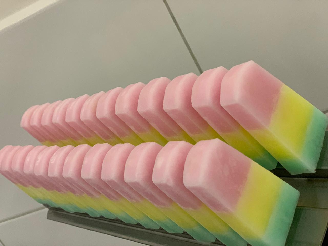 paletas frías con tres colores; rosa, amarillo y verde